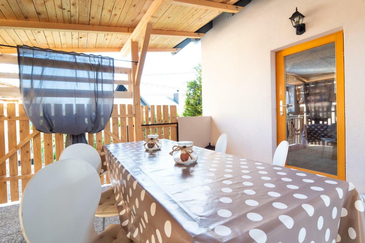 Guest House Pr' Cut Zirovnica Exterior photo